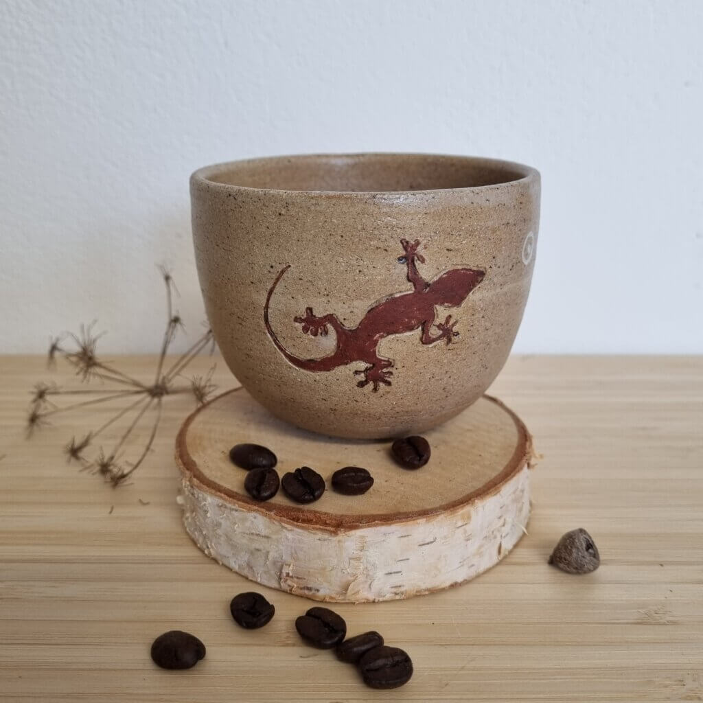 Tasse artisanale tournée en grès naturel, création unique de céramiste.