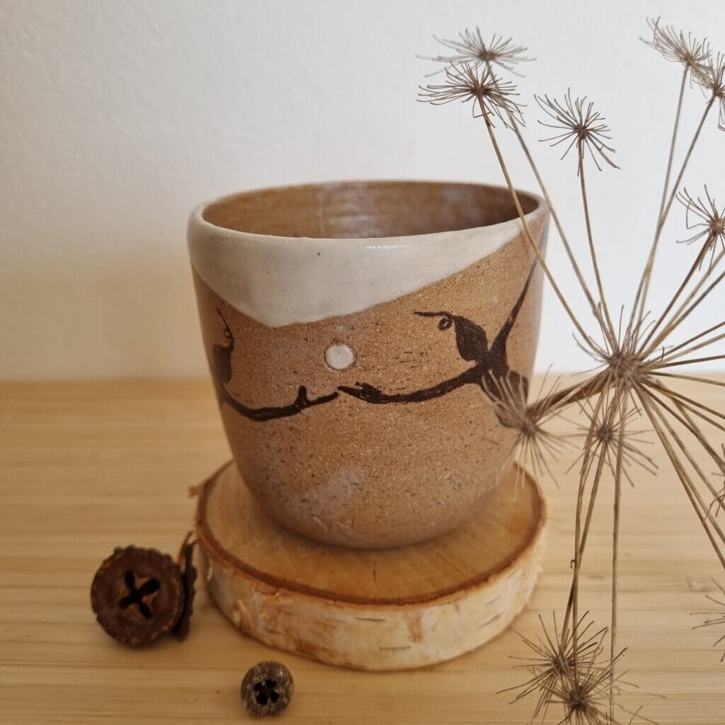 tasse en grès beige blanche