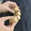 Fidget artisanal en cubes de bois avec charnières métalliques