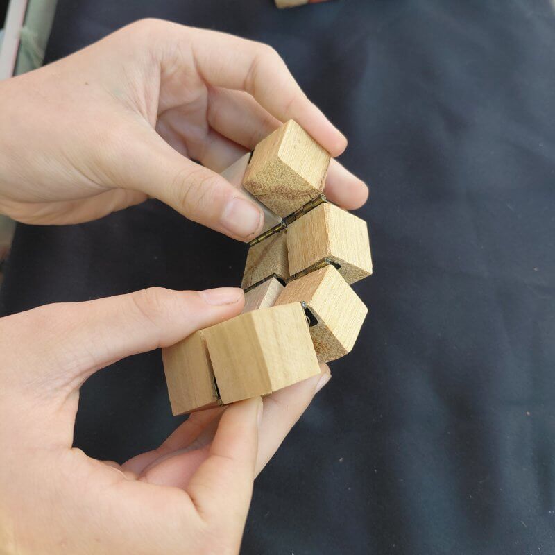 Fidget artisanal en cubes de bois avec charnières métalliques