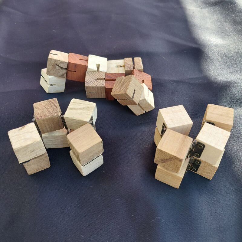 Fidget en bois naturel non traité composé de cubes fabriqués à la main